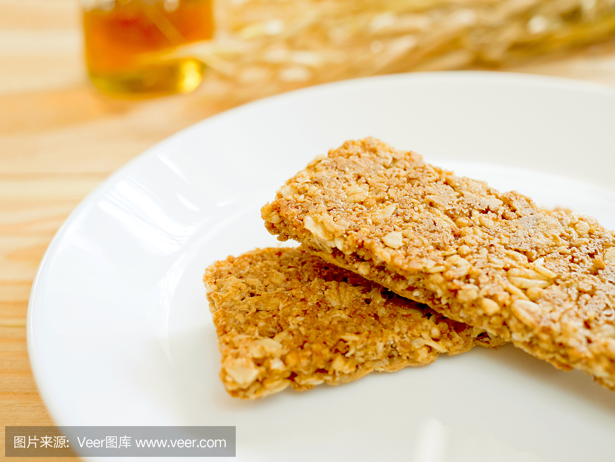 燕麦片做成的麦片棒或薄饼