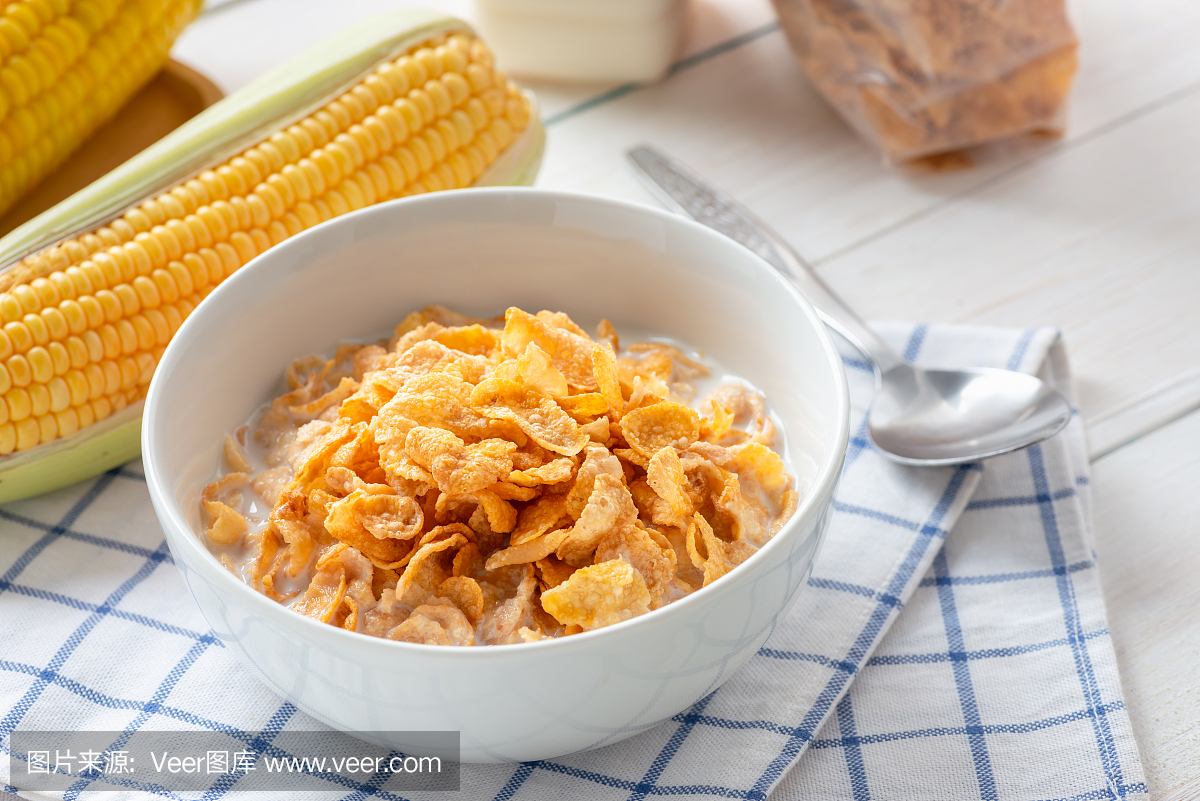 玉米片在碗与牛奶和谷类玉米片在塑料包装,能量健康,早餐日常食品。